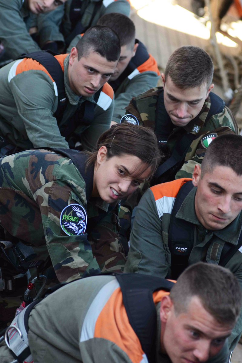 ItalianNavy's tweet photo. Da 98 anni insieme #AlServiziodelPaese 🇮🇹
Auguri all’#AeronauticaMilitare!
#NoiSiamolaMarina 
@ItalianAirForce @MinisteroDifesa @SM_Difesa https://t.co/jHeMXH54cL