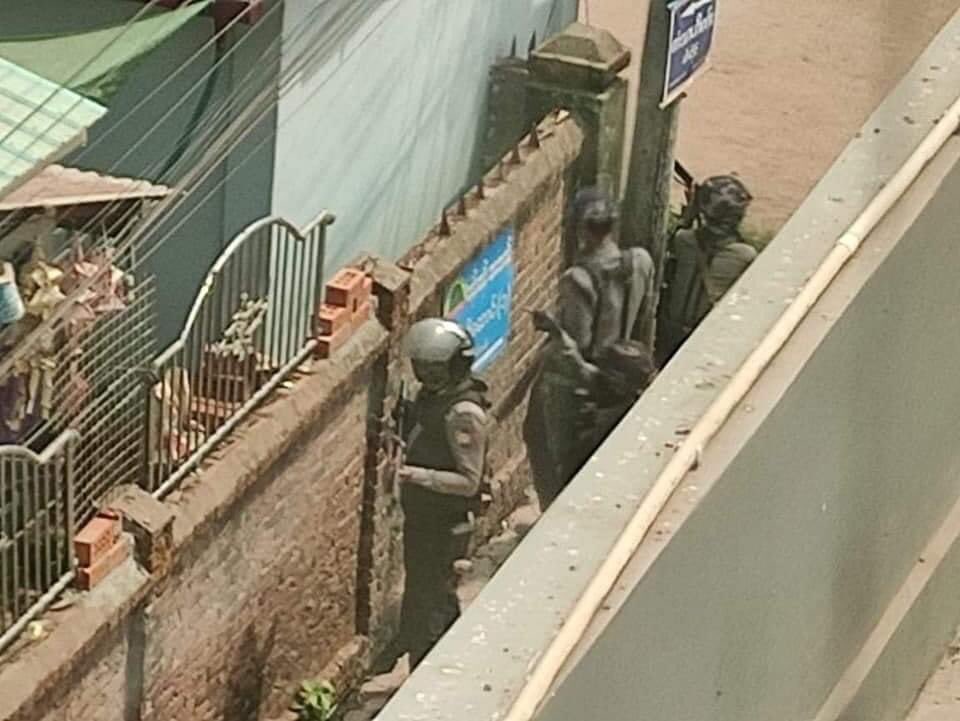 EaNhi1's tweet photo. Blood thirsty junta’s armed soldiers pointed their guns into the house of a civilian today in Bago,Myanmar. People are being threatened and killed everyday. Our lives are not save anymore even in our homes.
JUNTA MASSACRE 
#WhatHappeningInMyanmar
 #Mar28Coup https://t.co/4V1XGVKXyo