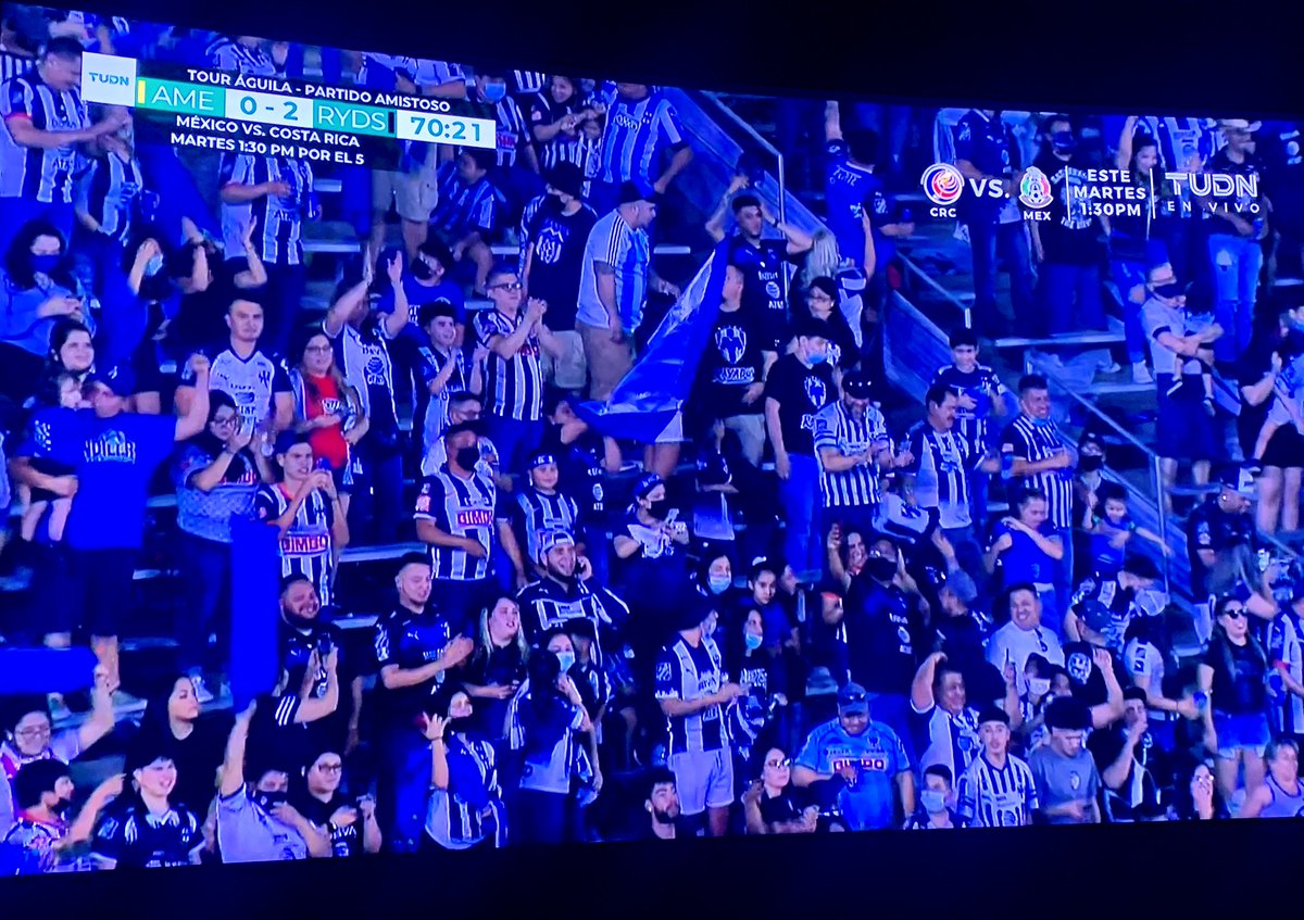 mamyllan's tweet photo. Cómo queremos salir de la pandemia si vean a tanta gente irresponsable  SIN CUBREBOCAS   cuantos pierden la batalla y estos irresponsables disfrutando el juego... y aun peor que autoridades permiten esto. @TDN_NEWS sólo hay como 6 con cubrebocas !! https://t.co/I8D1xu0Mv5