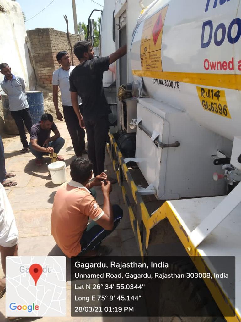 <a href="/CmdHpcl/">CMD HPCL</a> <a href="/dpradhanbjp/">Dharmendra Pradhan</a> <a href="/HPCL/">Hindustan Petroleum Corporation Limited</a> <a href="/OfficeDp/">Office of Dharmendra Pradhan</a> <a href="/PesoNagpur/">PESO Nagpur</a> क्या यह सही हैं? आबादी में उत्पाद डालना?वो‌ भी प्लास्टिक बाल्टी में?5ली के माप से निशाने?कहां है जिया फैनसिंग?किस प्रकार ताला खुला? कितने लीटर इन बर्तनों में डाला?यह वाहन कहां जा रहा था?किसकी आपूर्ति थी?<a href="/pcrjaipurrural/">@PCRJaipurrural</a> <a href="/IgpJaipur/">IGP Jaipur Range</a>