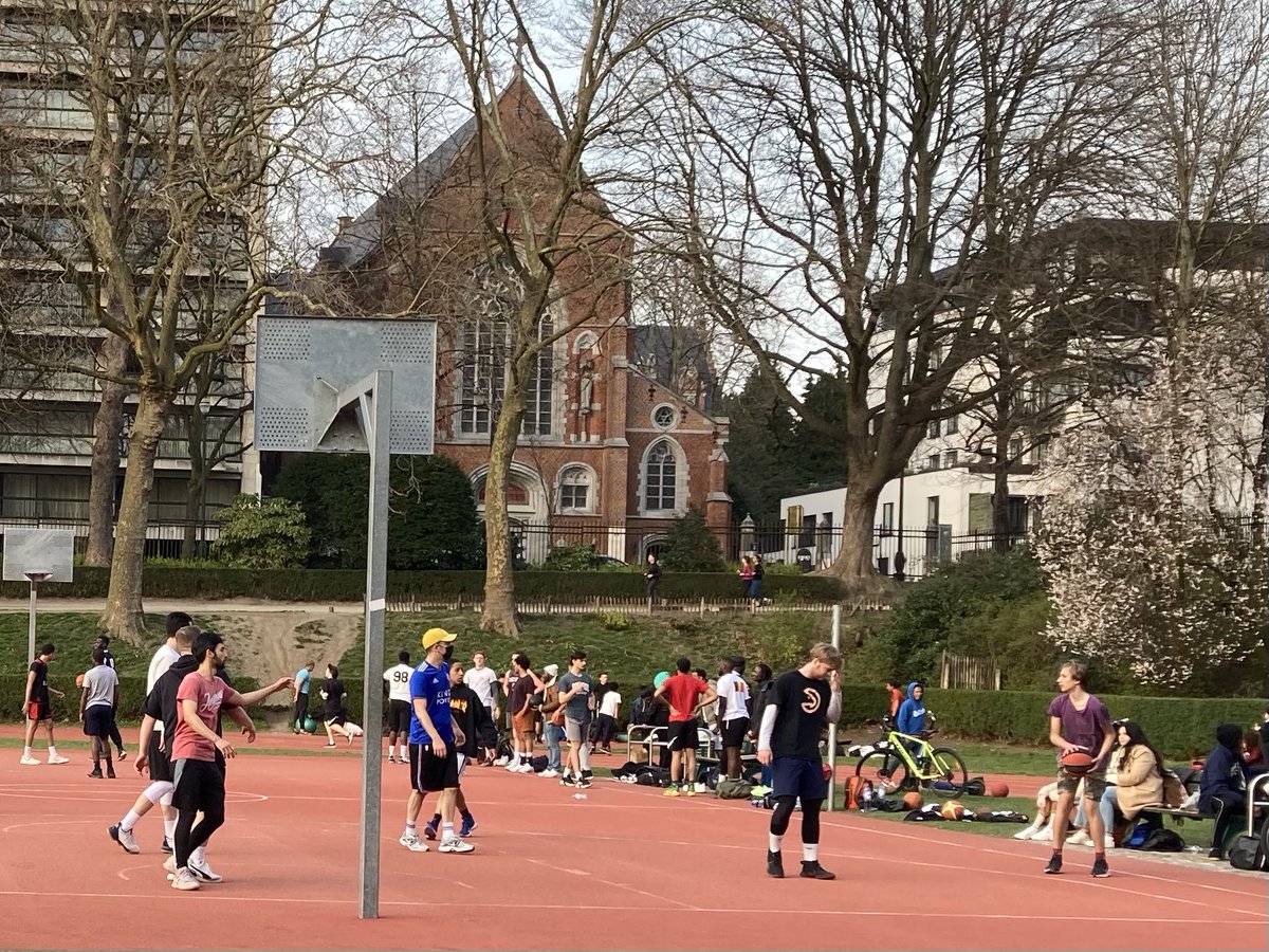 SeanKellyMEP's tweet image. I can’t understand how countries in level 5 #lockdown can have totally different rules esp. for sport. No kids games in Ir.! Yet, from dawn to dusk I see games &amp;amp; training non stop, by kids &amp;amp; adults in #Brussels , #soccer  #basketball etc.Where is the science ?   #NPHET @HSELive