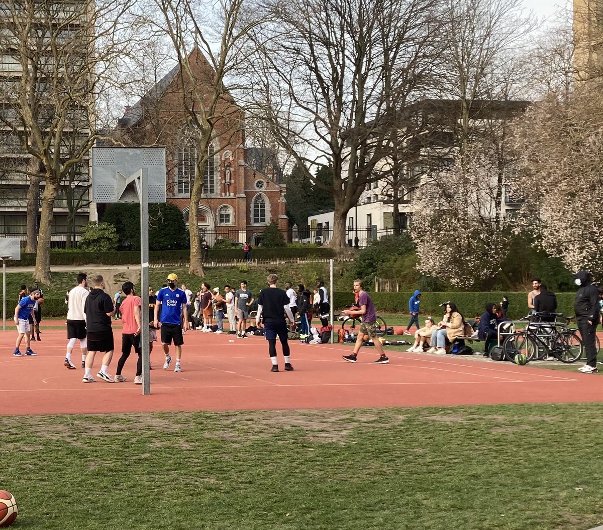 SeanKellyMEP's tweet image. I can’t understand how countries in level 5 #lockdown can have totally different rules esp. for sport. No kids games in Ir.! Yet, from dawn to dusk I see games &amp;amp; training non stop, by kids &amp;amp; adults in #Brussels , #soccer  #basketball etc.Where is the science ?   #NPHET @HSELive