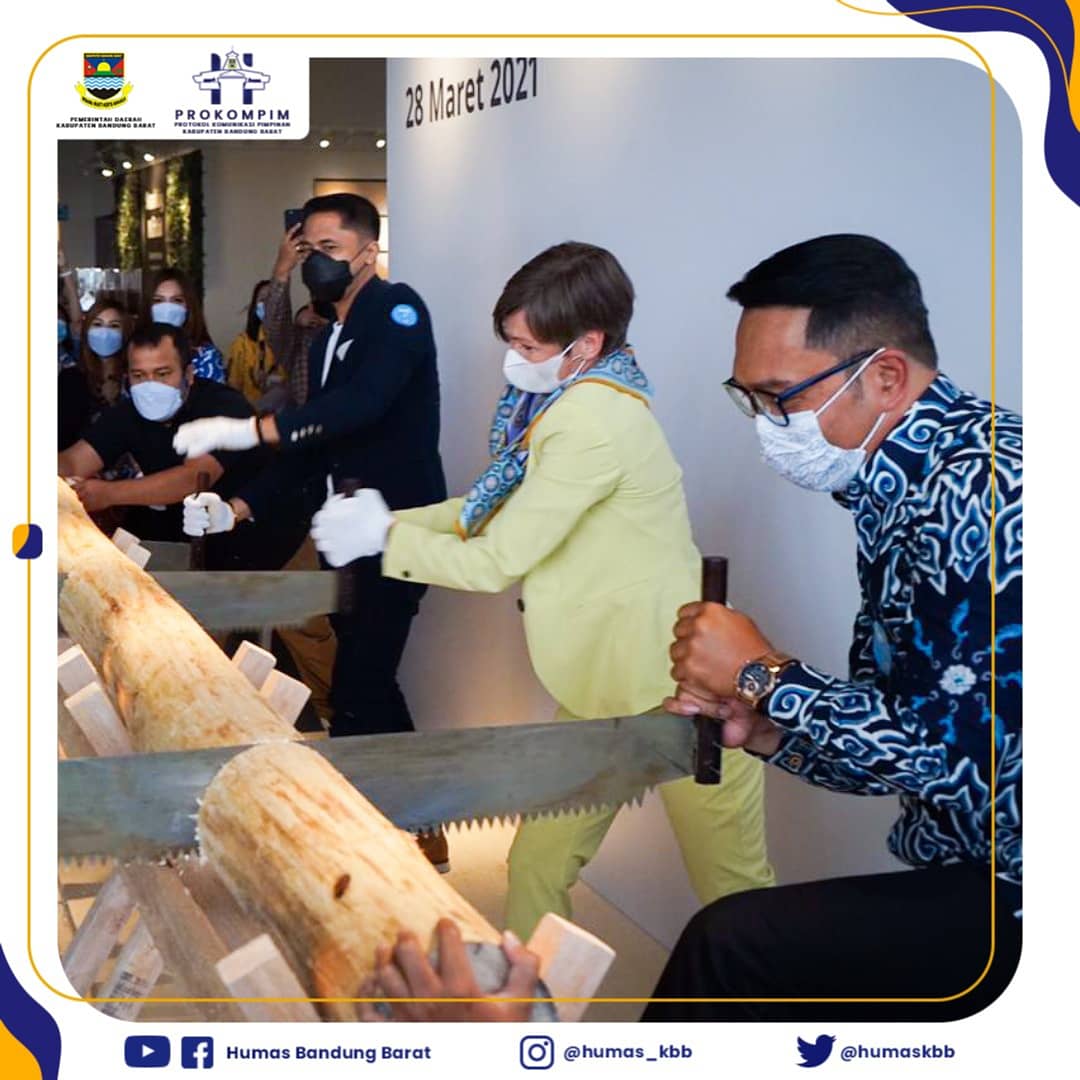 HumasKBB's tweet photo. Wakil Bupati Bandung Barat Hengky Kurniawan beserta istri, Sonya Fatmala ikut mendapingi dalam Opening Ceremony IKEA yang di resmikan langsung oleh Gubernur Jawa Barat, Ridwan kamil. 
@Hengkychova  @ridwankamil  
#ikeakotabaruparahyangan #openingceremonyikea https://t.co/bJyjwLH9dI