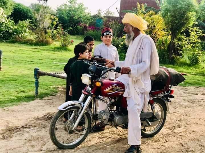 sohailzwazir's tweet photo. Kids of Jannikhel saying good bye to grandfather for participate in Islamabad dharna. The only demand is to bring peace to Jannikhel
@mjdawar @ImaanZHazir  @BushraGohar  @a_siab @SangeenKamal #PashtunLongMarch2Islamabad https://t.co/oYiWUsmpDX
