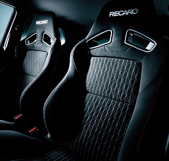 suzukicojp's tweet photo. ＼#アルトワークス のこだわり！／
今日は、アルトワークスの #ステッチ の話題を。
#RECAROシート や本革巻ステアリングホイールなど随所に、レッドステッチを配色。
ブラックの空間に赤いアクセントが、ドライバーのスポーツマインドをくすぐりますよね☺
#スズキ大決算
 https://t.co/YbcSm8YFWQ https://t.co/FzLN9TdWFe
