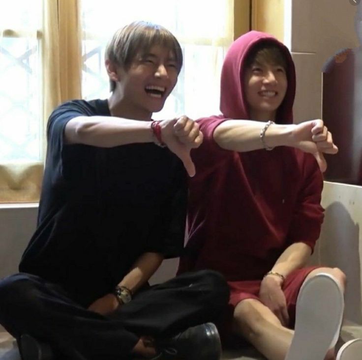 tkchronicles's tweet photo. taehyung &amp; jungkook being their chaotic self 
- A thread to make you laugh 🤸‍♂️ https://t.co/3vlrzbLKhd
