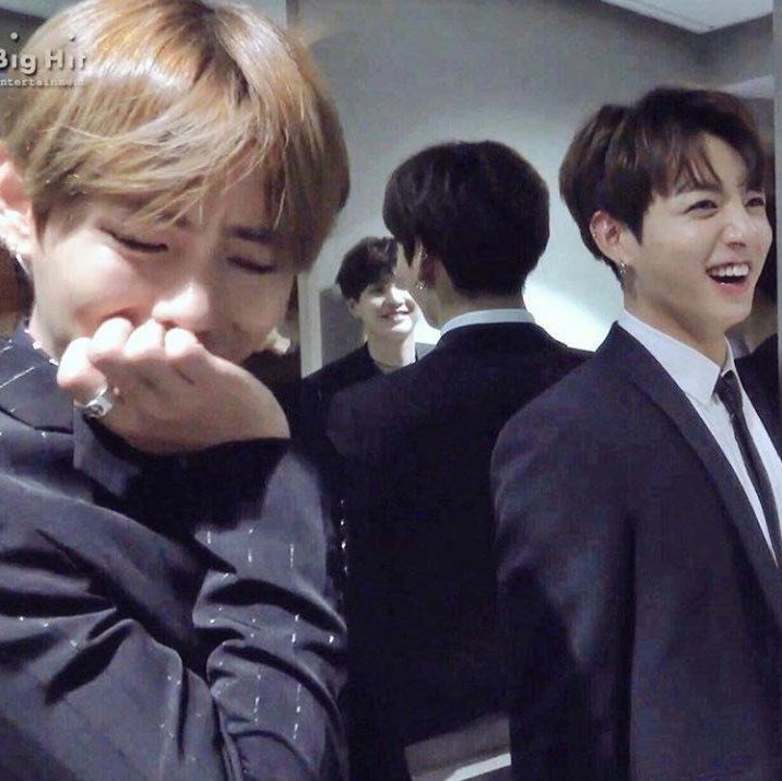 tkchronicles's tweet photo. taehyung &amp; jungkook being their chaotic self 
- A thread to make you laugh 🤸‍♂️ https://t.co/3vlrzbLKhd