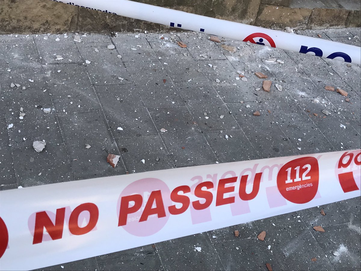 Bon dia! És molt important que respecteu l’abalisament de <a href="/bomberscat/">Bombers</a> i <a href="/mossos/">Mossos</a> davant d’una façana amb despreniments. Podria ser molt perillós jugar amb la sort...