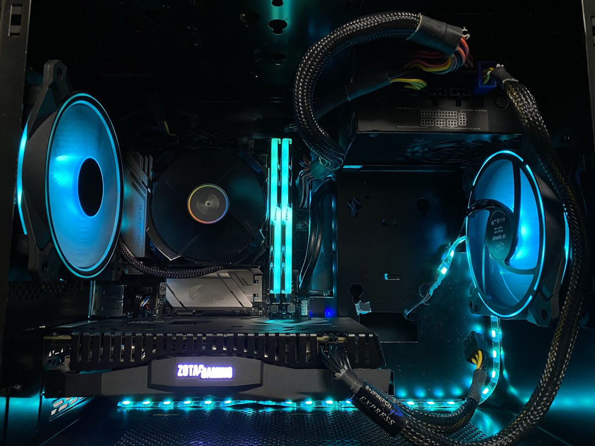 make_pcs's tweet photo. @captain_horn @GIGABYTE_News @GIGABYTEJAPANNB 

これが私のマシンたちです。
#GIGABYTE #AORUS
#AERO #Designare https://t.co/5SCkCz68Na