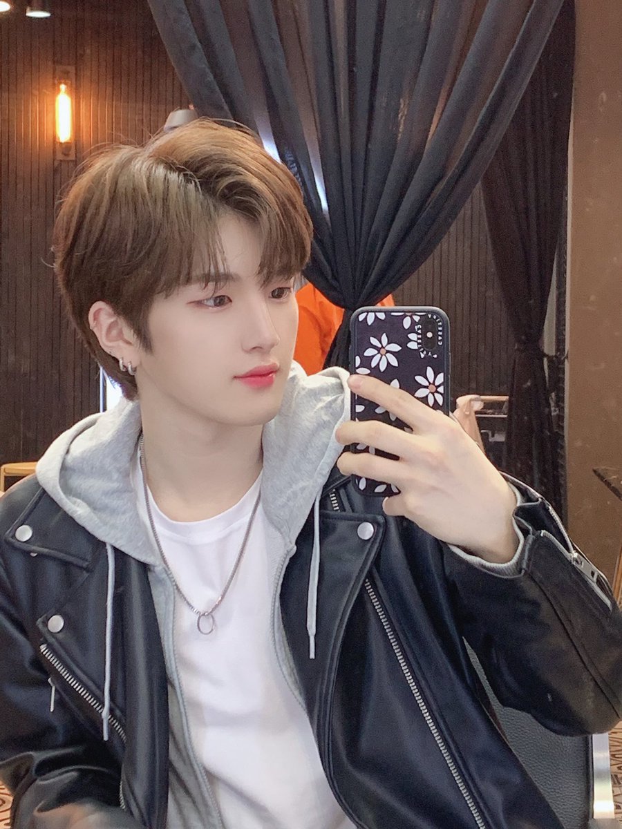 ciipher_fancafe's tweet image. 210328 #현빈 공카

어제 브이라이브랑 오늘 인기가요 잘 봤나용?😚
오랜만에 라이더빈🕶

오늘의 TMI
인기가요 매점을 가봤다.
샌드위치가 맛있었다🥪
￼