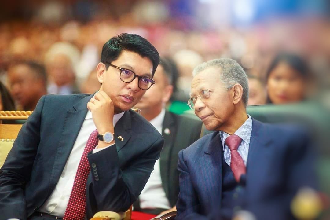 SE_Rajoelina's tweet image. Ce dimanche 28 mars 2021, l'ancien Président, l'Amiral Didier Ignace RATSIRAKA s'est éteint à l'âge de 84 ans. 

Les Malagasy ont perdu un illustre patriote. 

J'adresse mes condoléances à ses proches, à la grande famille de l'armée et à tous les citoyens Malagasy.