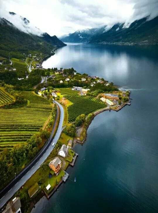 HARDANGERFJORDEN- NORWAY :
Norveç güzel ülke, sessiz sakin... Bu ülkeden gelen bir yakınım; orada çok sakin yaşadıklarını, sıkıldıklarını, ülkemizde ise sürekli hareketlilik olduğundan, burada çok eğlendiklerini söylemişti.
Yer değişelim deyince, güldü ve kabul etmedi🙂