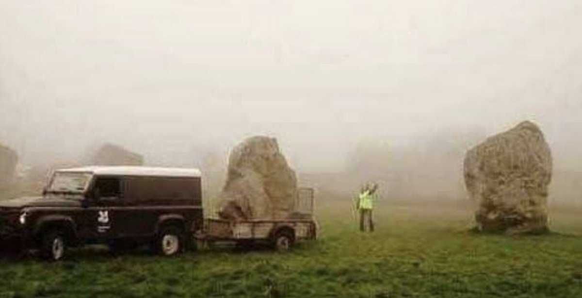 Rare image des ouvriers de Stonehenge en train d'avancer les pierres d'une heure.

#ChangementdHeure #NousSachons
