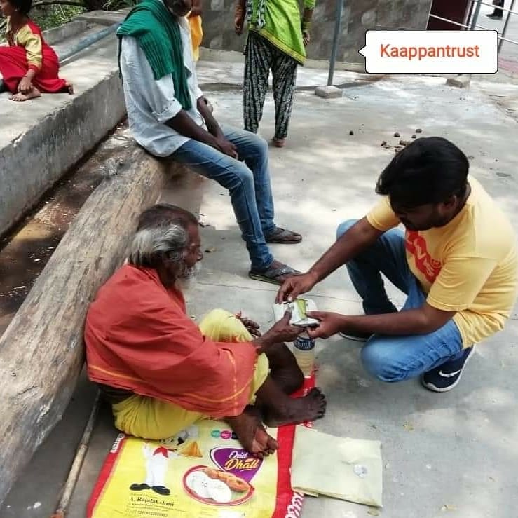 Kaapaantrust's tweet photo. அன்பு மாப்பிள்ளை #பாலா  அன்பு தங்கை #ப்ரவீனா (கனடா) ஜோடி சார்பாக பழநி பங்குனி உத்திர திருவிழாவை முன்னிட்டு  பக்தர்களுக்கு உணவு வழங்கp0ப்பட்டது.
 காப்பான்அறக்கட்டளை சார்பாக பசியில்லாபழநி திட்டத்தின்கீழ் 419ஆம் நாளான இன்று சாலைஓரங்களில் வாழும் ஆதரவற்ற நபர்களுக்கு உணவு வழங்கப்பட்டது https://t.co/SMcVxZnPsv