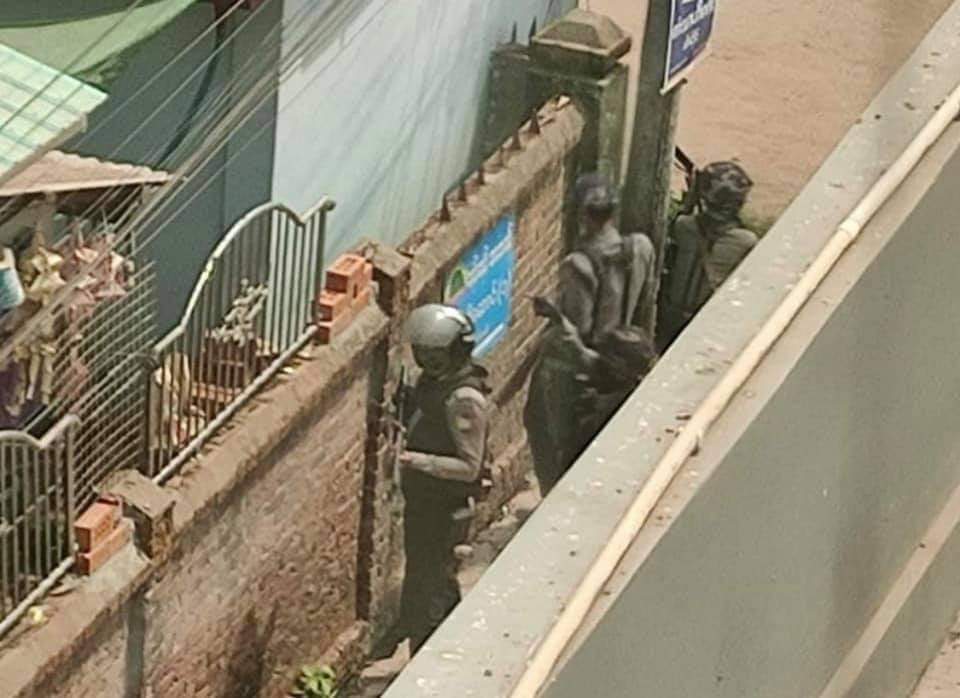 How can Junta's terrorists point their guns to the residents who are just staying inside their own home? 

Military only knows to kill innocent civilian!

#WhatIsHappeningInMyanmar
#Myanmar
#Mar28Coup 
#CrimesAgainstHumanity