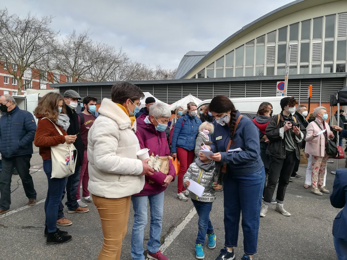laure_ferrari's tweet photo. Au #Havre les #artistes distribuent des mots doux aux passants sur le marché des Halles.
@OccupationHavre https://t.co/9nMMPQGr8k