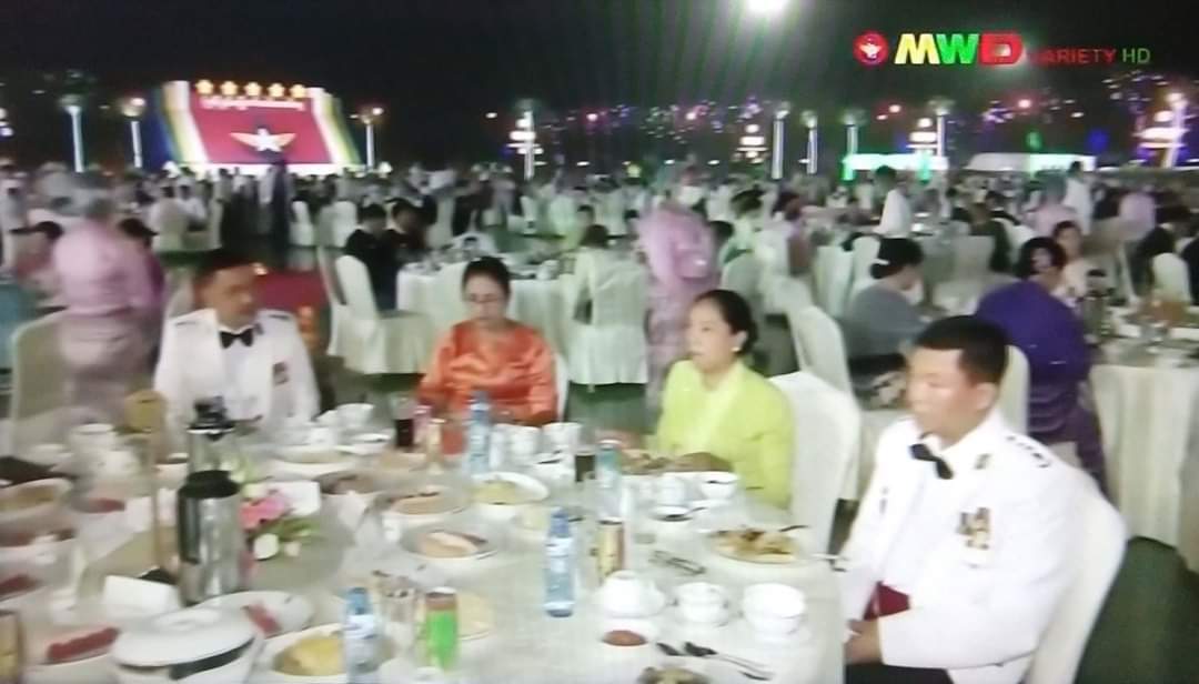 PyThinzar's tweet photo. Different between military junta and myanmar porpulace.When they celebrate dinner with happily, many people live in Myanmar suffer hurts that can't compare and express no more words.Seethe following figures.
#WhatIsHappeningInMyanmar https://t.co/1excDrHxCd
