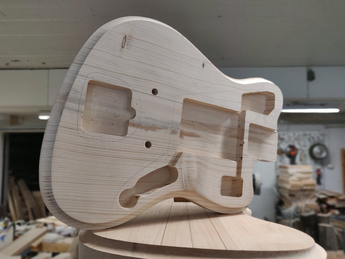 vuorensaku's tweet image. The Ultimate Offset Bass Mission for @ianmartinallison continues✨ After all control cavitation and machinery this pine body weight only 1,1kg (2,4Ib) 🤩
.
#vuorensaku_guitars #masterluthier #t_family #custombass #pinewood #localwood #handmade  #featherweight #ianmartinallison