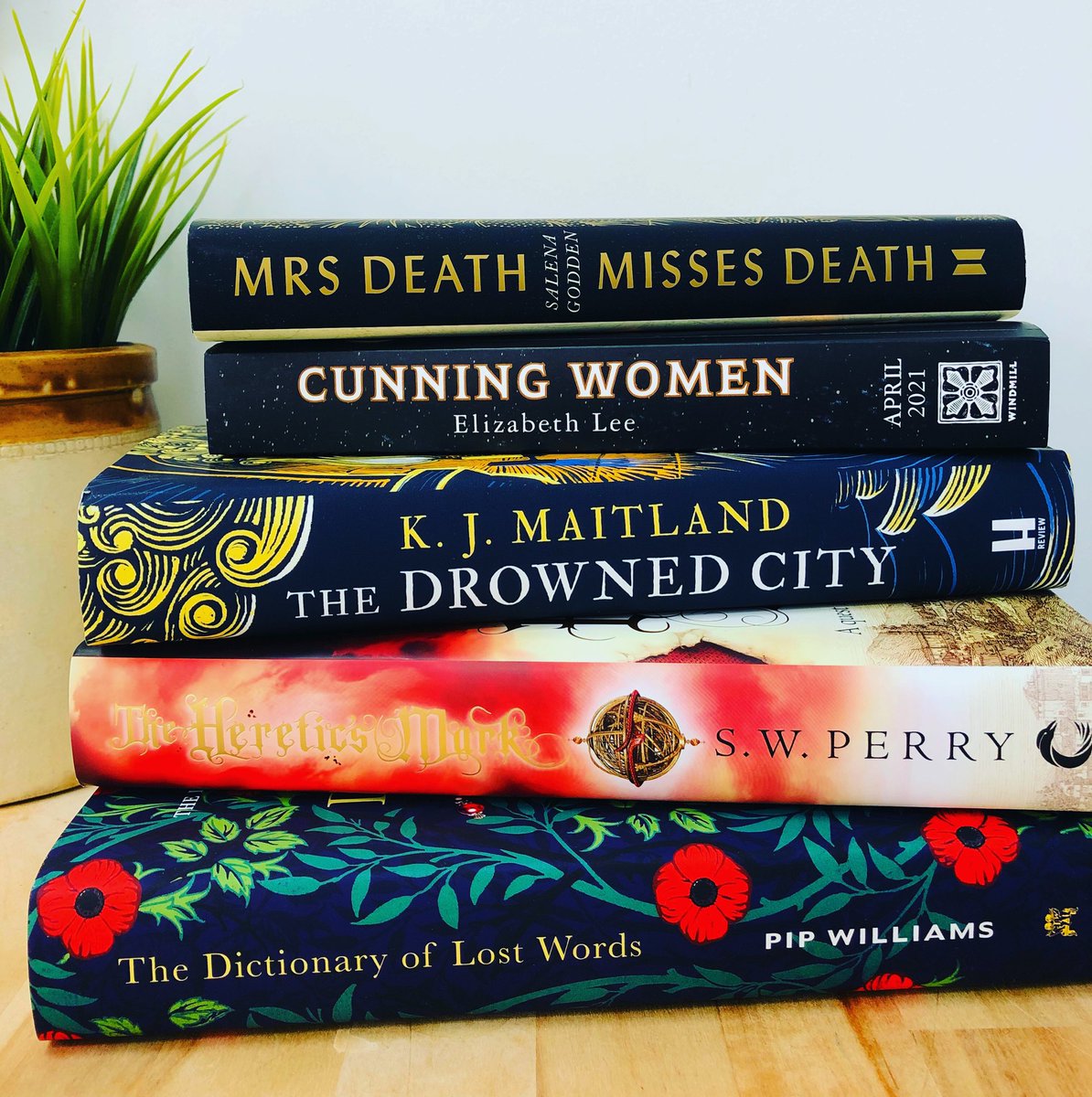 travels_along's tweet image. Tell me honestly, how many books are on your TBR?
These are some possibilities for next month, already started #thedrownedcity
Hop over to insta for a chat
#sundaybookstack #tbrhonesty #neverstopreading #salenagodden #kjmaitland #swperry #pipwilliams
instagram.com/p/CM9QQx6LvMH/โฆ