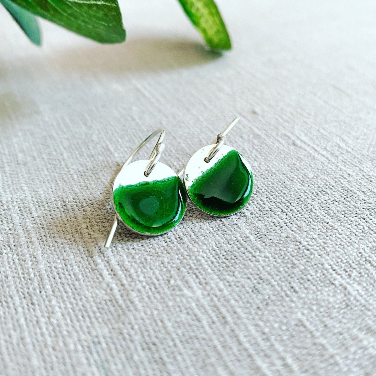 MaisyPlum2's tweet photo. Silver and Green Enamel Disc Earrings - May Birthday Gift https://t.co/vRinMGfMZt ##MHHSBD #UKGiftAM #HandmadeHour #Inbizhour #EtsyUK #GreenAndSilver https://t.co/TpizVn7pHg