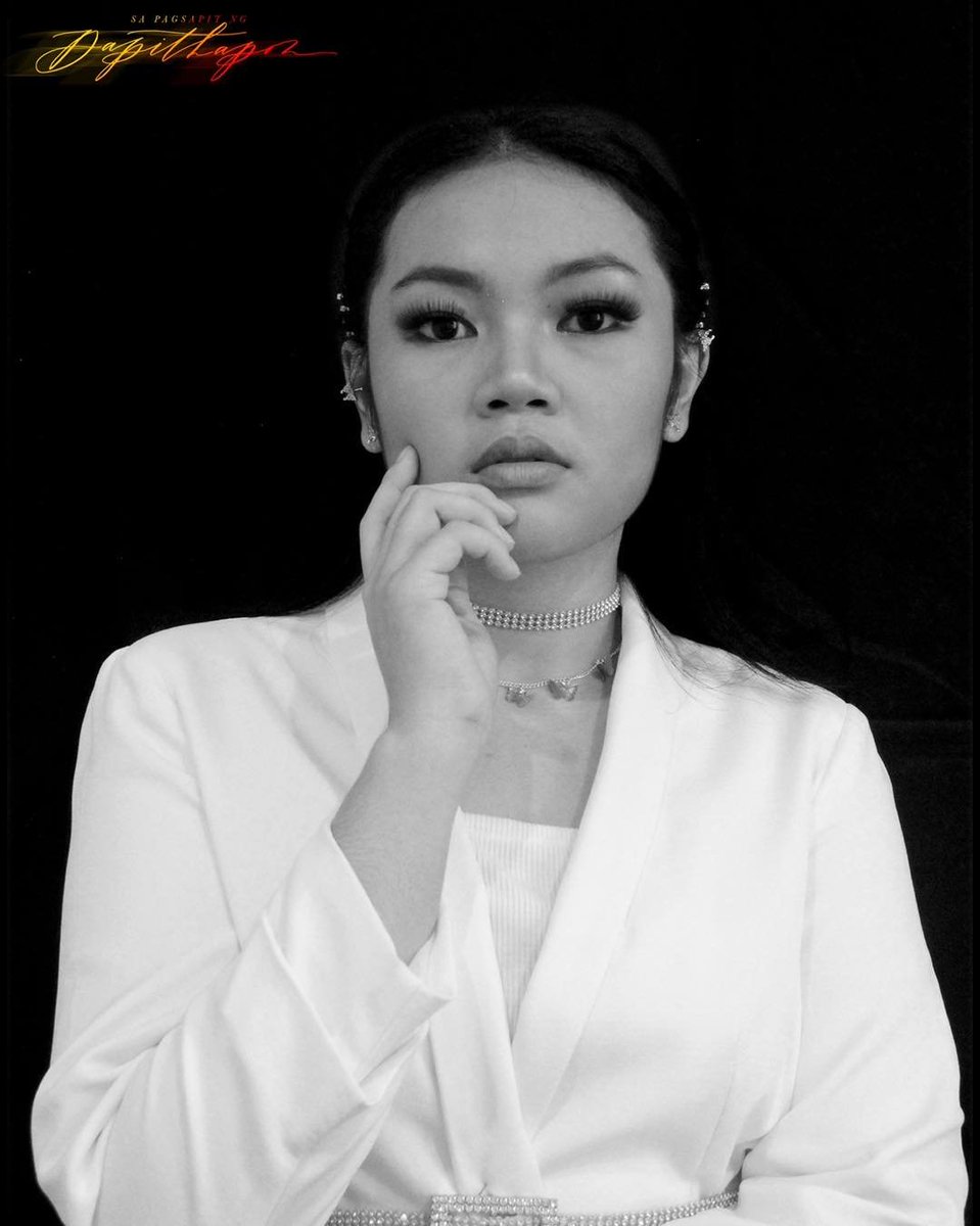 dlsinnersoul's tweet photo. Tuklasan ang kaabang abang na talentong ibabahagi ni Rayhanah, The Songbird Royale. Ang kanyang tindig at himig ang babalot sa inyong isipan na muling magbibigay ng inspirasyon para sa panibagong pag-asa at pangarap! 🌟💫 #iSoulDapithapon https://t.co/hXJufnZren