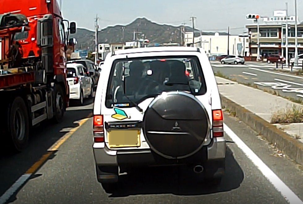 三田尻 V Twitter きのう見かけた残念な車 若葉マーク ナンバープレートはピカピカの新品と見受けた 三菱パジェロミニ 古い車には間違いないけどまだ免許を取って買ったばかりと判断できる ところが発進の時にマフラーから少量の白煙 オイルが燃える臭い匂い オイル