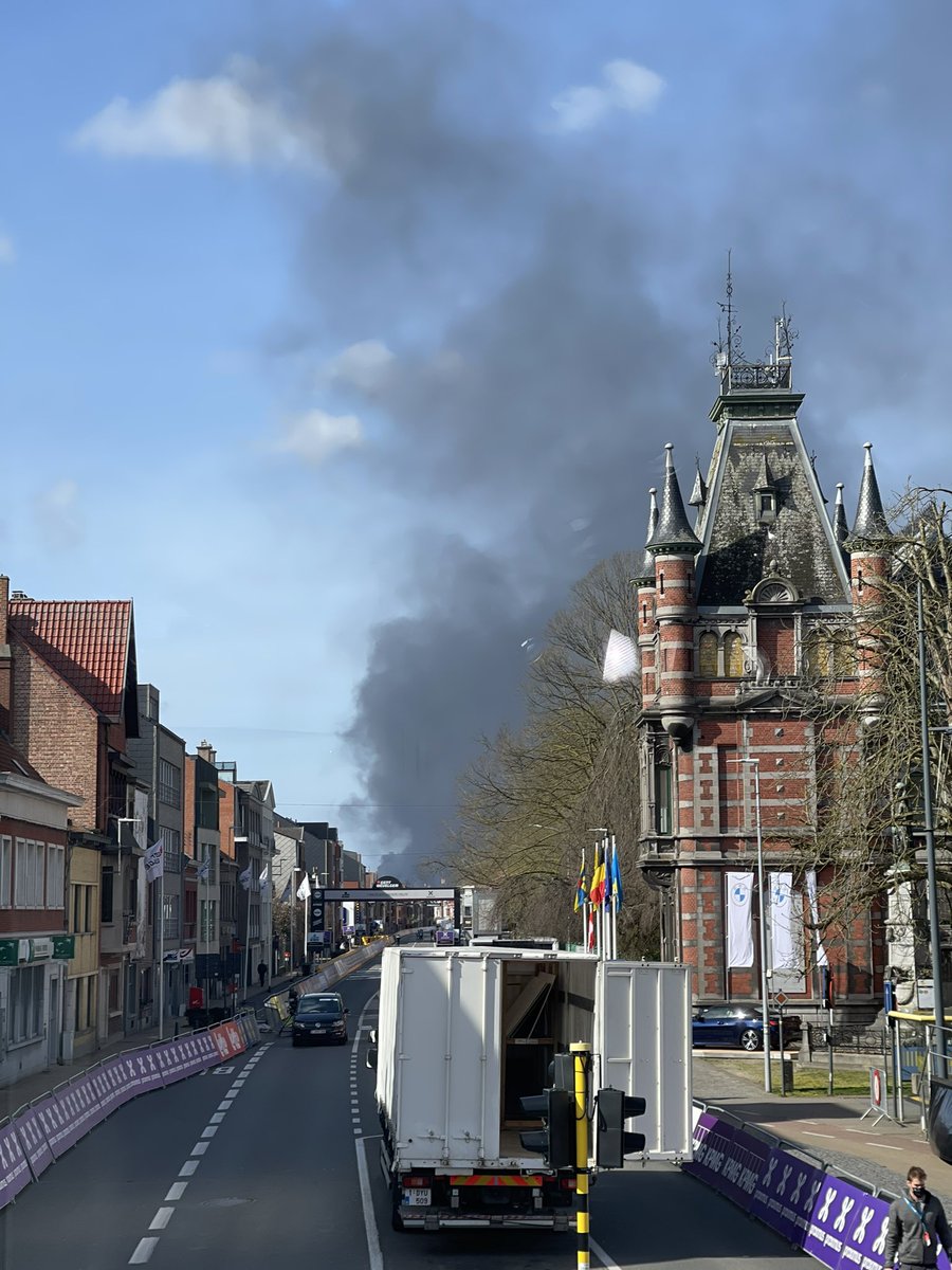 Vannieuwkerke's tweet image. Zware brand in recyclagebedrijf op grondgebied Menen in laatste rechte lijn @GentWevelgem situatie wordt geanalyseerd. Voorlopig geen paniek. #flandersclassics #GentWevelgem