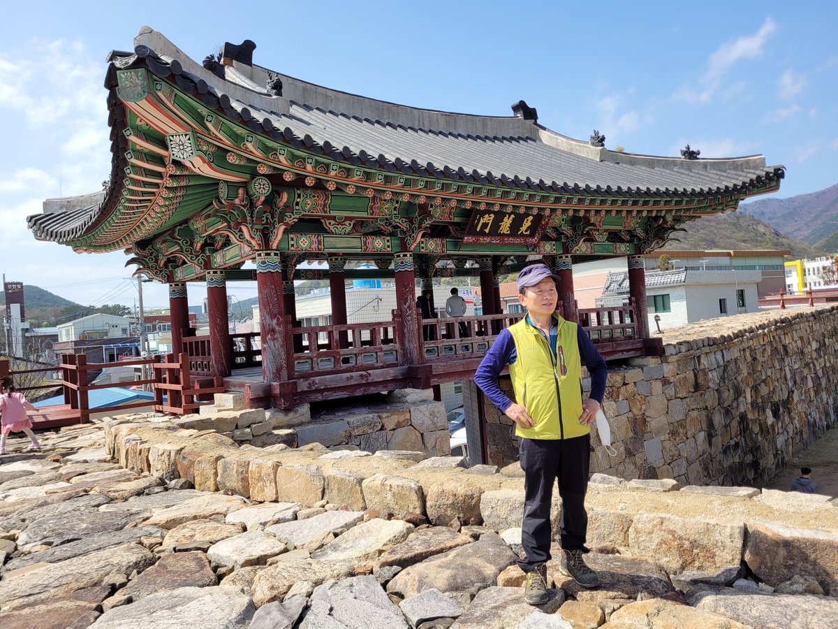 2021.3.28(일) 가덕도 연대봉~~
창원서 가는길 좌우에는 벚굧이 환하게 반겨주어 진해군항제 생각이~~♡
연대봄 산행길에도 벚꽃이 만발~~ 돌아오는 길에 웅천읍성과 구도로 벚꽃터널속으로~~ 정알 좋은하루!