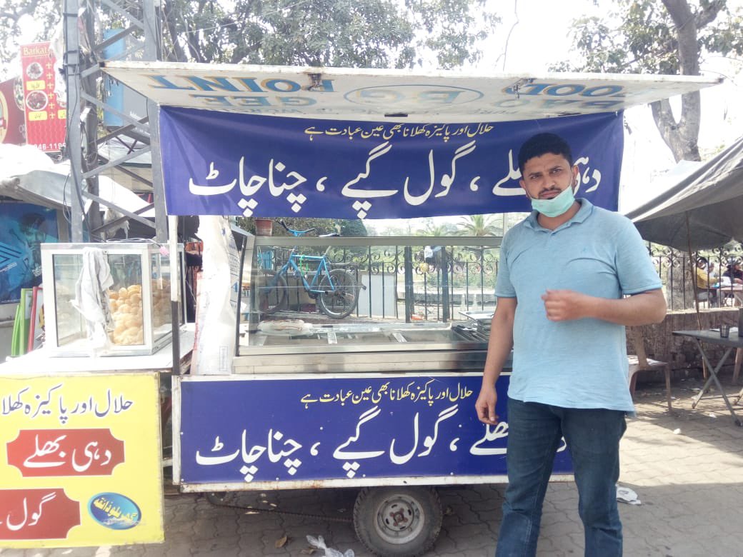 NAVEEDDEERATH's tweet photo. کُچھ دن قبل اس نوجوان مبشر کی گول گپے کی ریڑھی کارپوریشن سٹاف نے اُٹھا دی،یہ کلب چوک پر پریشان کھڑا تھا، میں اس کو ملا،چائےپلائی اور اس کی مدد کرکے ریڑھی واپس کرائی
آج اچانک شادمان لاہور میں ملاقات ہوگئی تو زبردستی مجھے اپنےگول گپے کھلائے، اُس کو کام کرتے خوش دیکھ کر دلی سکون ملا https://t.co/u1Pk6nt48I