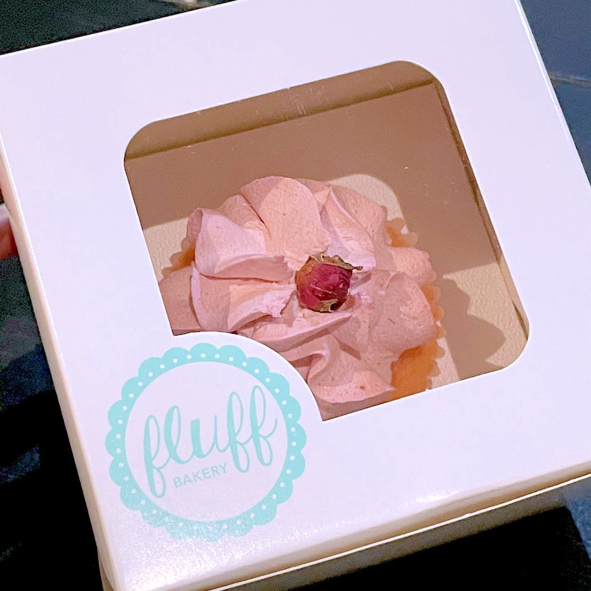 barber25sg's tweet photo. 昨日、生はちみつヘッドスパをさせていただいたお客様より、Fluff Bakeryの可愛らしいカップケーキをいただきました🧁✨
ありがとうございます😋‼️

#fluffbakery #lilyspa #rawhoneyheadspa 
#thankyou https://t.co/JTy5Q8vp1W