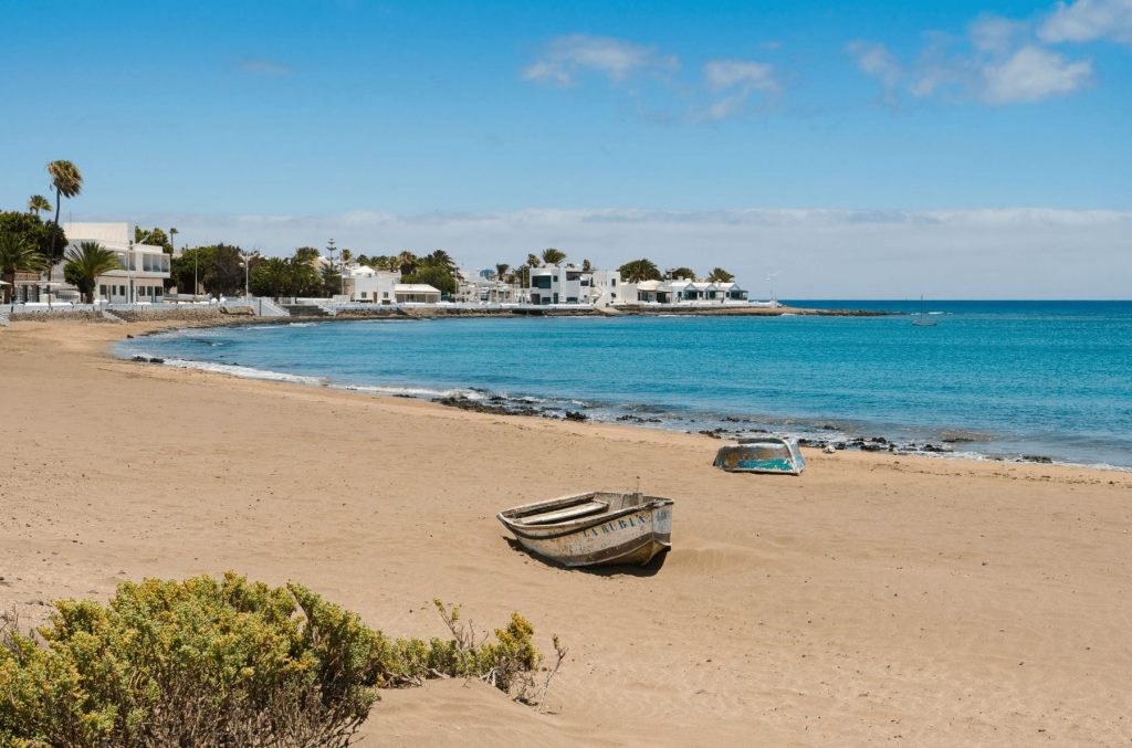 7 planes para redescubrir #Lanzarote en #SemanaSanta 
Tenemos por delante unos merecidos días de descanso y vamos a aprovecharlos.  ¿Sabes cómo?
Te lo contamos en el blog 👇
💡📰ow.ly/eHKE30rCpX5
#LoveLanzarote #LatituddeVida #VisitSpain