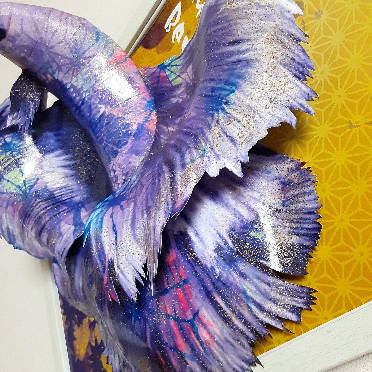 紙蔵ケンノスケ ペーパークラフトで麻の葉柄着物風のベタ フルムーンが完成しました 紫と金で艶やかな和風の麻の葉柄 舞妓さんの演舞のような輝きを出すために金のラメをまぶしました ペーパーアートアクアリウム ベタ グッピー 熱帯魚 海水魚