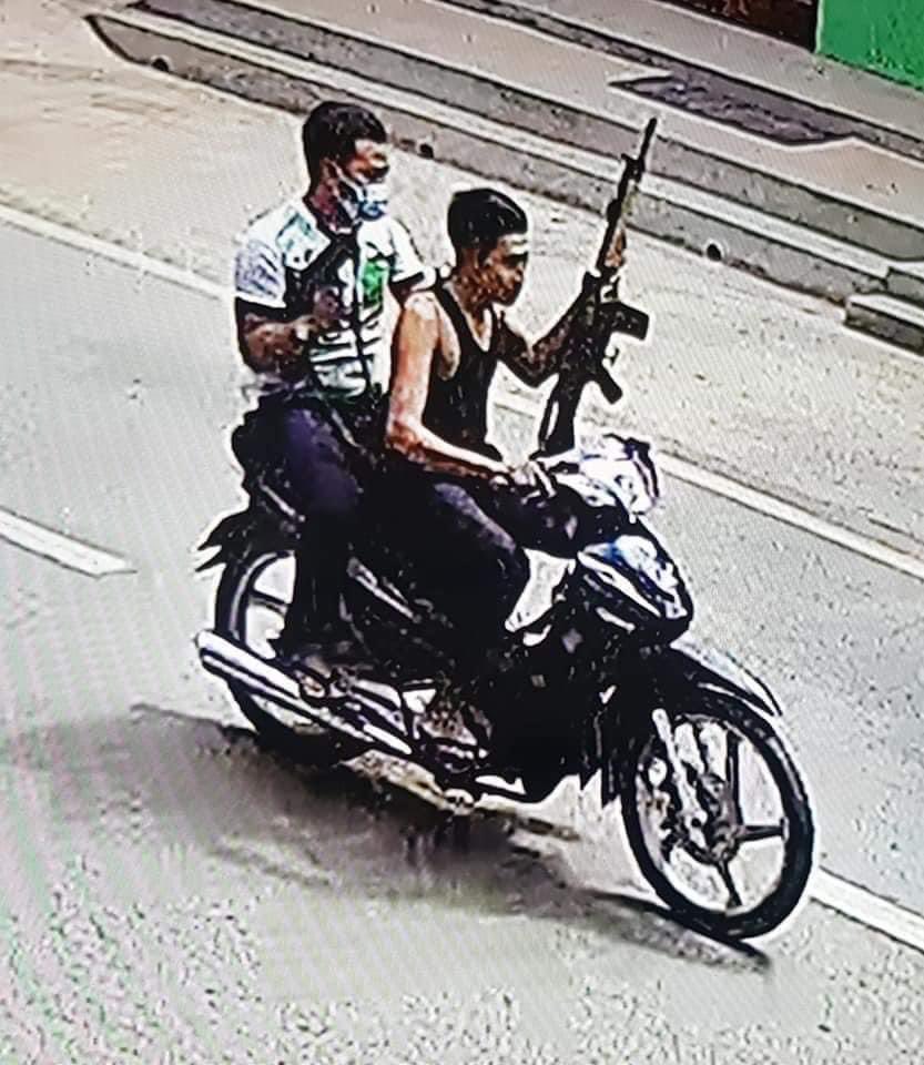 nslwin's tweet photo. Myingyan, Mandalay:

Terrorists (#Myanmar security forces) in plainclothes as motorcyclists holding guns and pistol to shoot unarmed civilians.

#WhatsHappeningInMyanmar #Mar28Coup #AntiFascistRevolution2021 #MilkTeaAlliance https://t.co/XKLq3F3rDg
