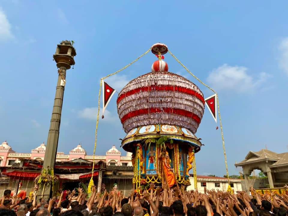 SodeMatha's tweet photo. #BrahmaRathothsava of Sri Ramatrivikrama devaru. Sri Vidyadesha Thirtharu and Sri Vidyarajeshwara Thirtharu of #palimaru matha Sri Vidyavallabha Thirtharu of #kaniyoor matha, Sri Vishwavallabha Thirtharu of @SodeMatha graced the occasion.
#lord #rama #Trivikram https://t.co/lGx1TM9Q6a