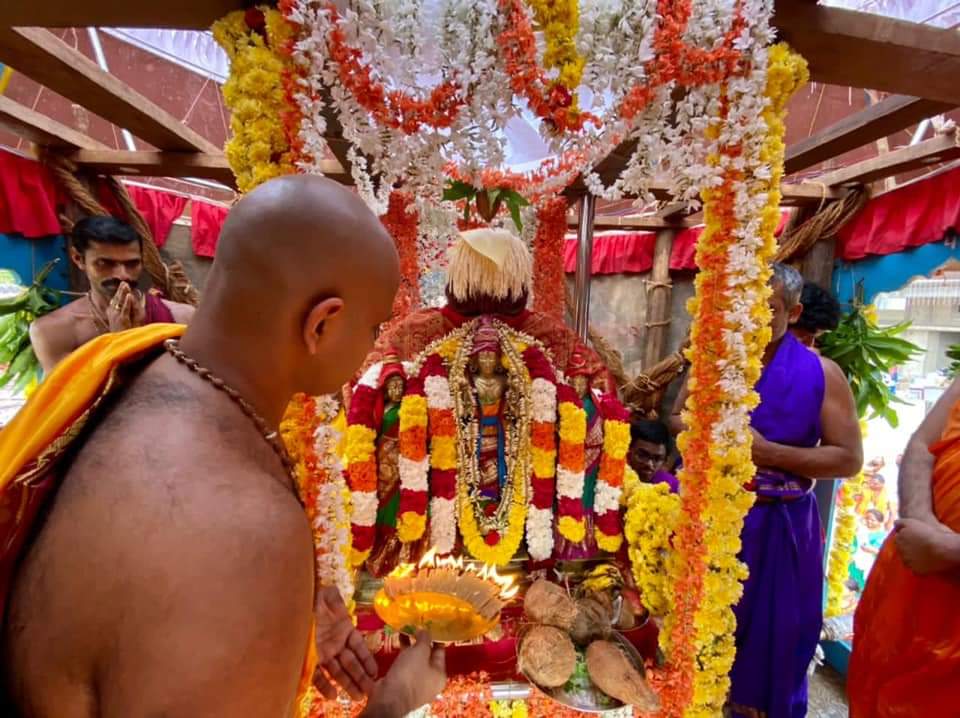 SodeMatha's tweet photo. #BrahmaRathothsava of Sri Ramatrivikrama devaru. Sri Vidyadesha Thirtharu and Sri Vidyarajeshwara Thirtharu of #palimaru matha Sri Vidyavallabha Thirtharu of #kaniyoor matha, Sri Vishwavallabha Thirtharu of @SodeMatha graced the occasion.
#lord #rama #Trivikram https://t.co/lGx1TM9Q6a