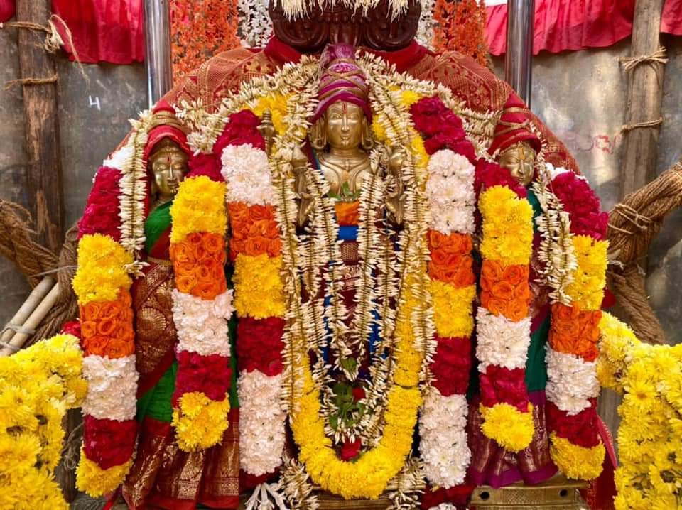 SodeMatha's tweet photo. #BrahmaRathothsava of Sri Ramatrivikrama devaru. Sri Vidyadesha Thirtharu and Sri Vidyarajeshwara Thirtharu of #palimaru matha Sri Vidyavallabha Thirtharu of #kaniyoor matha, Sri Vishwavallabha Thirtharu of @SodeMatha graced the occasion.
#lord #rama #Trivikram https://t.co/lGx1TM9Q6a