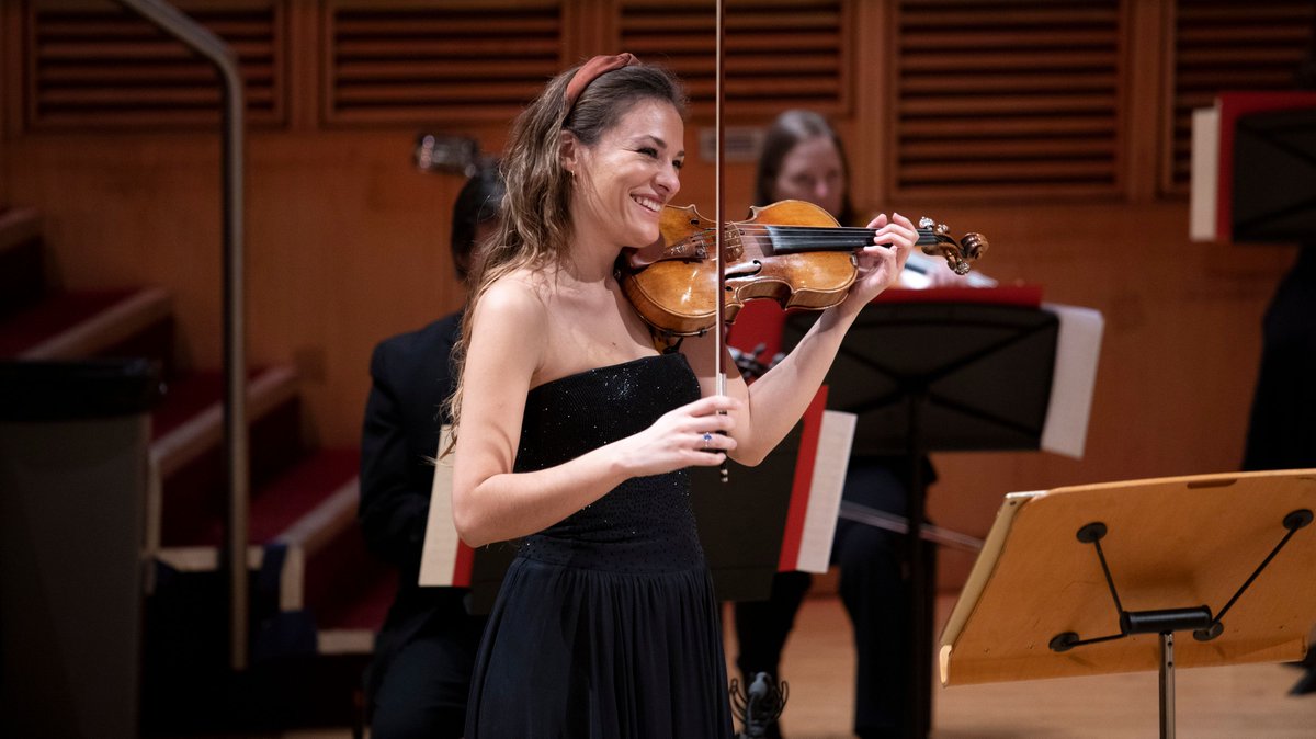 There's less than 3 weeks to go until <a href="/NickyBenedetti/">Nicola Benedetti</a> opens our new Digital Season! Pre-order your ticket from just £10 (£3 concessions): bit.ly/RSNO-Digital-C…

📸 <a href="/MartinShields1/">Martin Shields</a>
