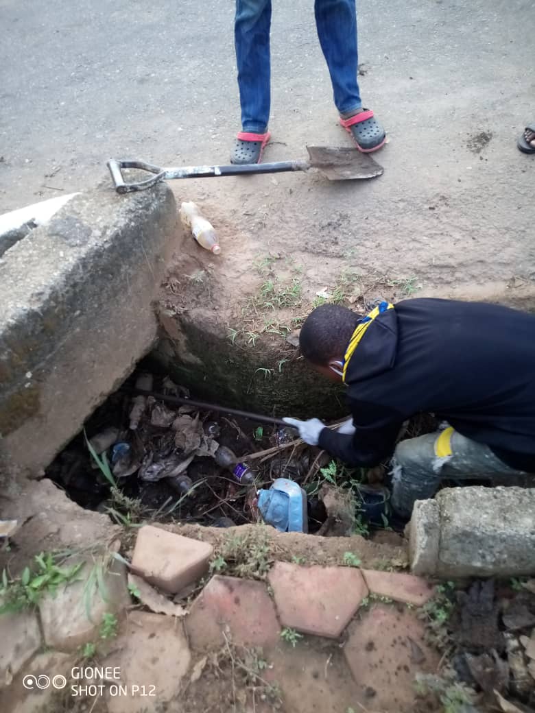 otmi200's tweet photo. On Saturday 27th March, 2021; We carried out a cleaning exercise opposite #Shoprite along Ministry of Education's office, off Alagbaka road, Akure. It is only us that can make our environment livable and healthy.
#socialworkers
#SocialWork
#cleanenvironment
#otmi
#otmiambassador https://t.co/2h1X1H0zjs