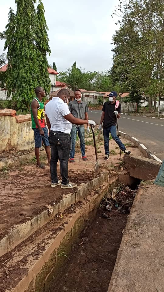 otmi200's tweet photo. On Saturday 27th March, 2021; We carried out a cleaning exercise opposite #Shoprite along Ministry of Education's office, off Alagbaka road, Akure. It is only us that can make our environment livable and healthy.
#socialworkers
#SocialWork
#cleanenvironment
#otmi
#otmiambassador https://t.co/2h1X1H0zjs