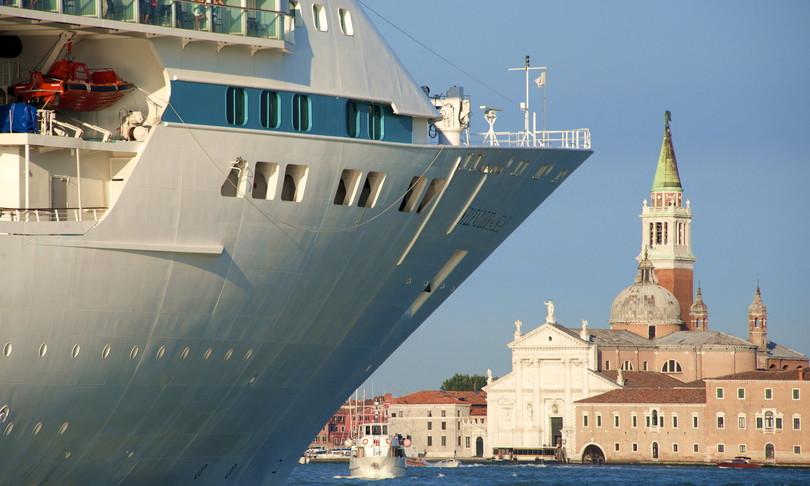 elbarroquista's tweet photo. Esta podría ser la mejor noticia patrimonial de la década en Europa.

¡El Gobierno de Italia prohíbe POR FIN a los grandes buques atracar en el puerto de Venecia!

Os cuento la situación en un breve HILO🧵 https://t.co/gSoMla3IqE