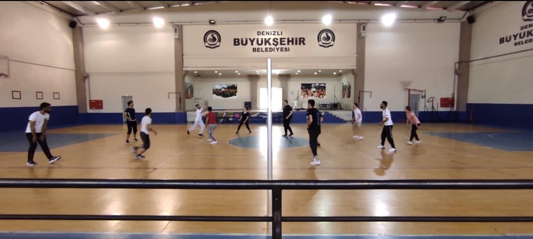 pamukkaleakgenc's tweet photo. Pamukkale İlçe Gençlik Kolları olarak Voleybol Etkinliğimizi gerçekleştirdik.🏐🏅

Biz Büyük Bir Aileyiz 🙋‍♂️🙋‍♀️

#PamukkaleAKGenç
#PamukkaleninGönülGençliği https://t.co/NjksU0BObr