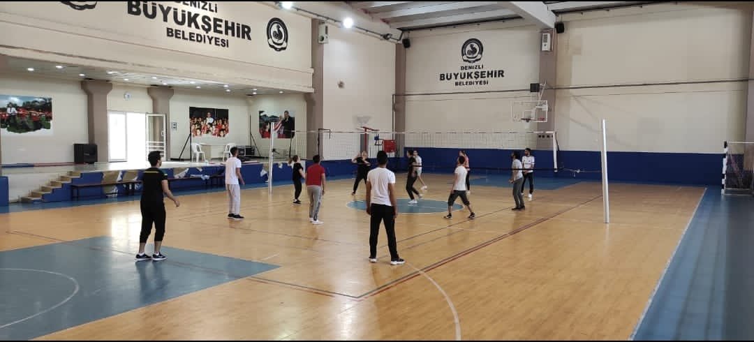 pamukkaleakgenc's tweet photo. Pamukkale İlçe Gençlik Kolları olarak Voleybol Etkinliğimizi gerçekleştirdik.🏐🏅

Biz Büyük Bir Aileyiz 🙋‍♂️🙋‍♀️

#PamukkaleAKGenç
#PamukkaleninGönülGençliği https://t.co/NjksU0BObr
