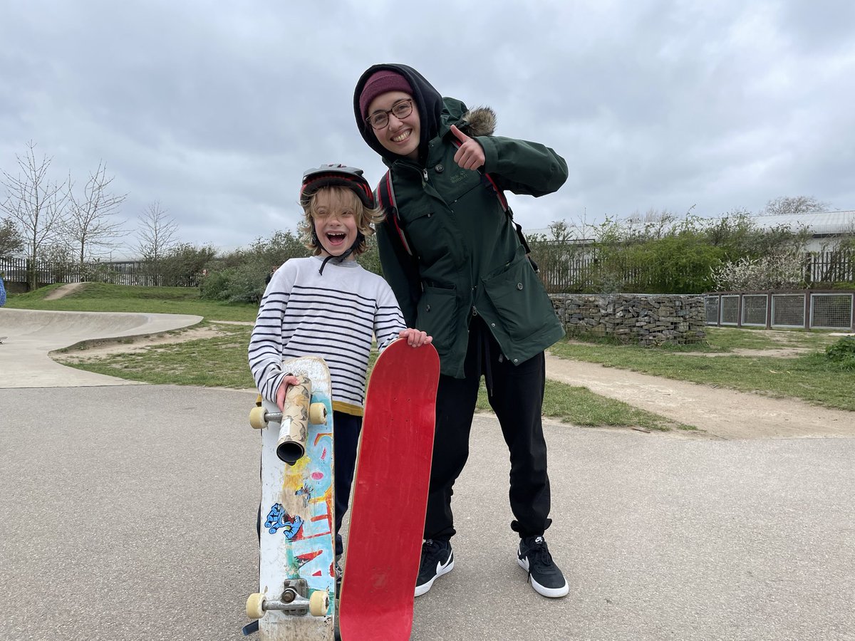 AndyGrieveAir's tweet photo. What a day!
Thom was just gifted a new deck by skating legend #SamBruce!
Incredible generosity of one generation to the next ✌️🛹 https://t.co/6gSV11cFrx