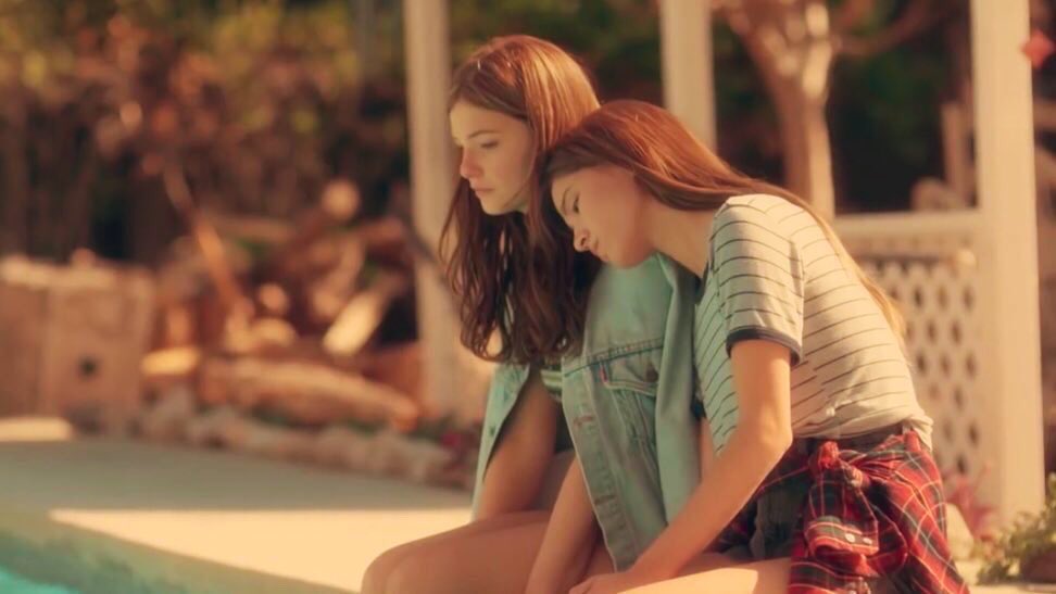 Girls like girls надпись. Girls like girls хейли кийоко movie. Girls like girls hayley. обложка девушка на музыкальный альбом. музыка girls like girls.