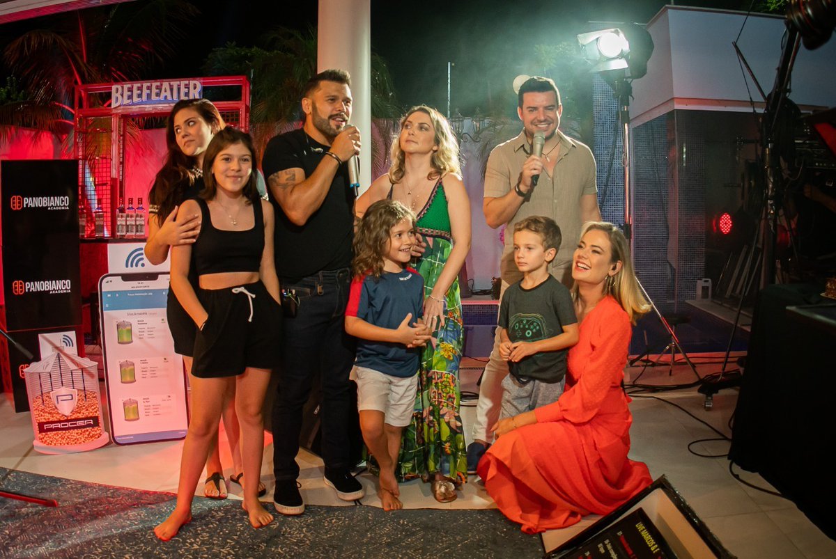 MarcoseBelutti's tweet photo. MUITO OBRIGADO! Mesmo distantes pudemos comemorar mais um ano de carreira com vocês! E foi lindo! 😍 Nosso muito obrigado aos fãs, amigos, e parceiros! #MarcoseBelutti #LiveMeB #MeBBrahmaLive #AprecieComModeração #Ad https://t.co/Rvh0hwiMyM