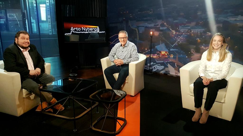 Suora @artonyberg <a href="/YleTV1/">Yle TV1</a> klo1845: dokumenttiohjaaja <a href="/joonasberghall/">Joonas Berghäll</a> , <a href="/CricketFinland/">Cricket Finland 🏏</a> <a href="/aarmitage/">aurelia armitage</a> ja EM-mitalisti, pikajuoksija <a href="/hifkfriidrott/">HIFK-Friidrott</a> Lotta Kemppinen.