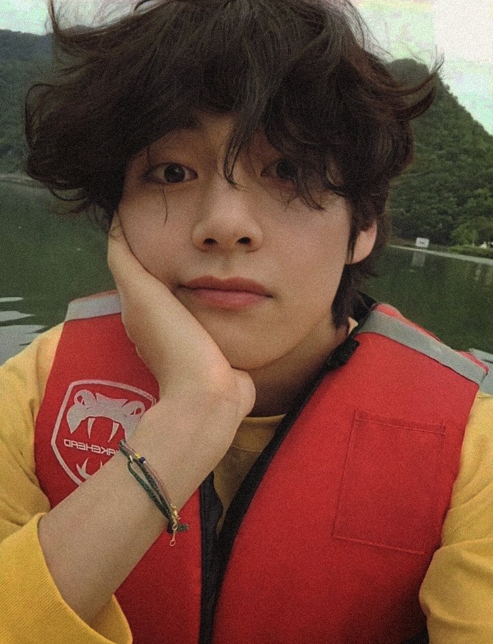 layoverbytaetae's tweet photo. - boat riding dates with boyfriend taehyung 🚣‍♂️ https://t.co/crtRdRTHGh