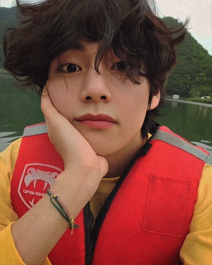 layoverbytaetae's tweet photo. - boat riding dates with boyfriend taehyung 🚣‍♂️ https://t.co/crtRdRTHGh
