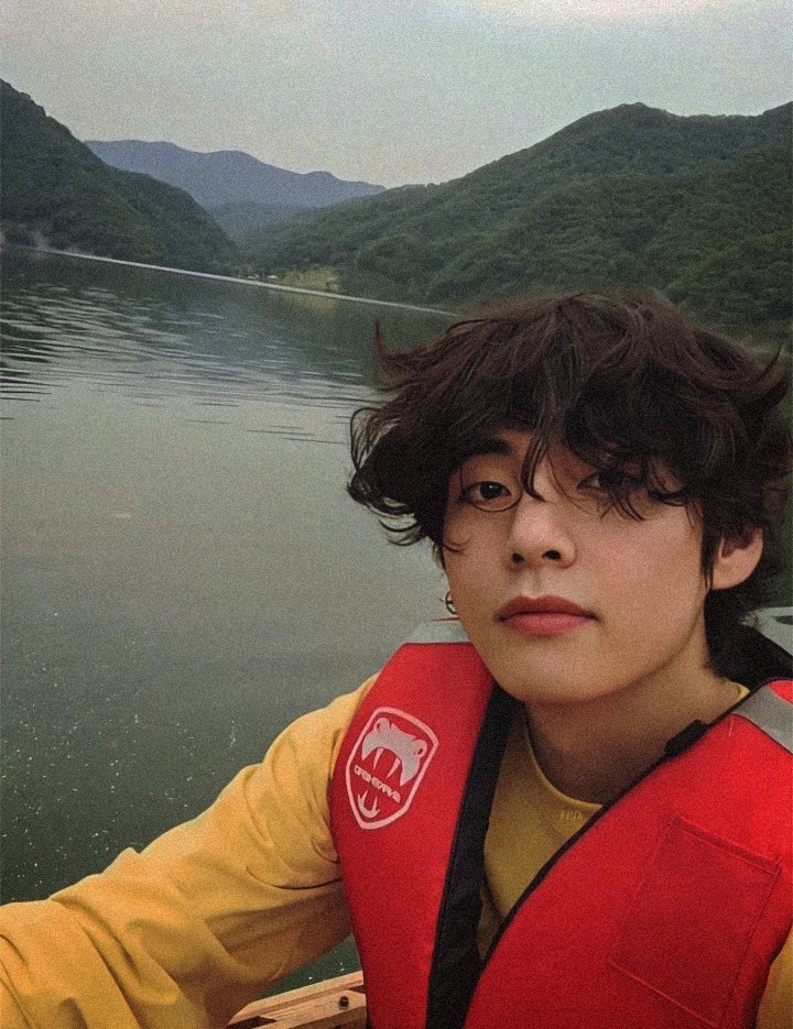 layoverbytaetae's tweet photo. - boat riding dates with boyfriend taehyung 🚣‍♂️ https://t.co/crtRdRTHGh