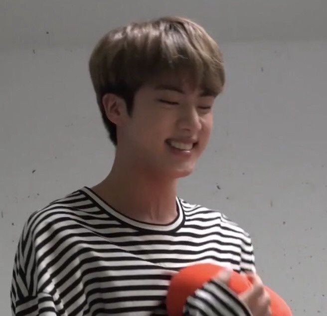 taekookedits3's tweet photo. @dailyofjin :(( https://t.co/kfN4SynchQ